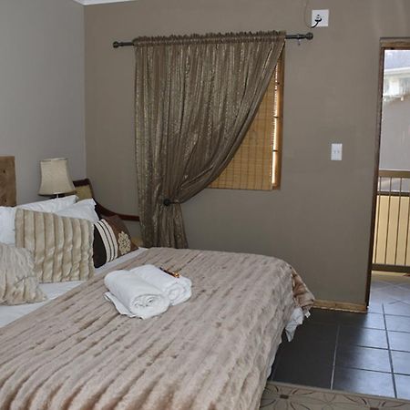 Two Bells Guest House Bloemfontein Ngoại thất bức ảnh