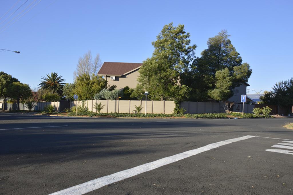 Two Bells Guest House Bloemfontein Ngoại thất bức ảnh
